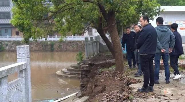 防汛戰(zhàn)斗服、防寒雨衣、雙背帶、救生衣、水鞋、毛巾、水壺、頭盔、氧氣瓶、潛水服、氧氣罩